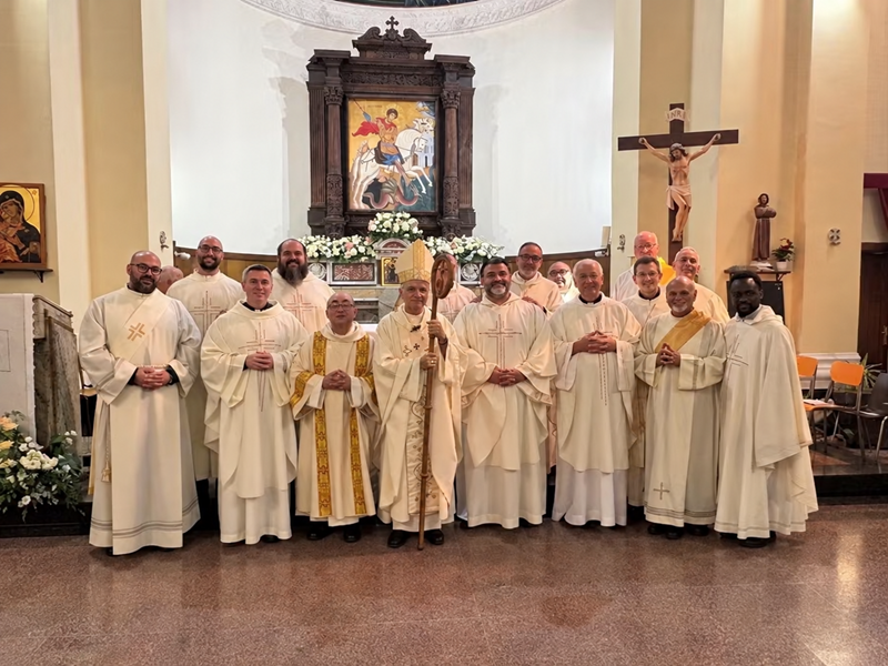 La foto ricordo al termine dell'ordinazione diaconale di Pietro Roscitano